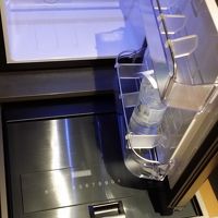 小さめの冷蔵庫、その下に金庫