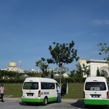 駐車場から王宮を見る