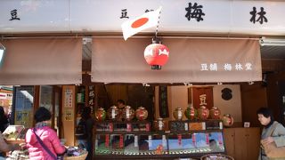 雷門から仲見世進んですぐのお店