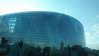 ガラス張りの会議場