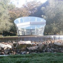 この大時計は、投下された８時１５分を指している