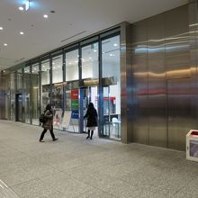 もちろん「東京中央郵便局」も入居しています