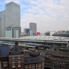 向こうに見えるは八重洲駅舎ですね