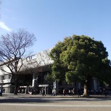 中央やや左手が出入口 (JR上野駅は左側)