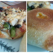 左ピザパン、右ツナコーンパン