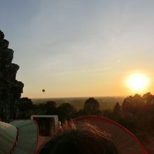 プノン・バゲンからの夕日とアンコール気球