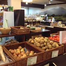 食品はフルーツなども豊富でした