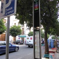 ホテルは通りの反対側に渡って、来た方向に少し戻った場所。