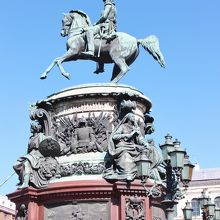 なかなか凛々しい騎馬像です