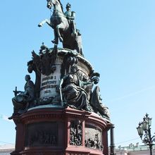 前から見たところ。青空に映えて美しかったです。