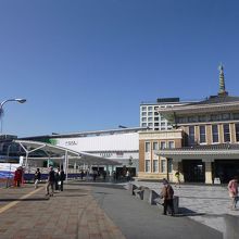 現駅舎と旧駅舎が並ぶ。
