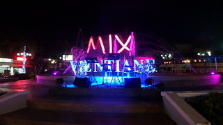 噴水があり、比較的洒落た飲食店がとても多い広場