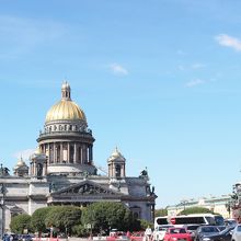 イサク聖堂の前にニコライ１世像があります。