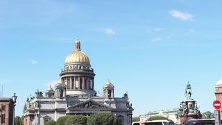帝政ロシアの象徴的な建物と皇帝を見ることが出来ます