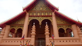 ヴィエンチャンの中心部にある寺で、本堂の壁はピンク色でした。