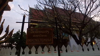 本堂は見ても屋根が高くて規模が大きいです。