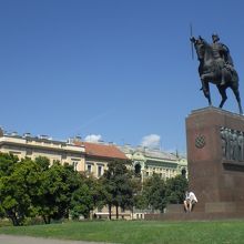 この広場にあるトミスラフ王の銅像