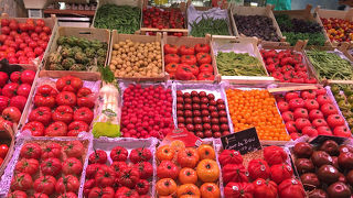 食べ歩きならボケリア市場の方がオススメです