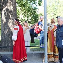 民族衣装を着た人々