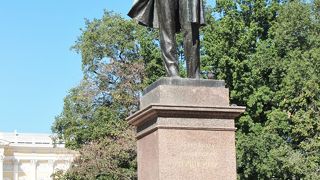 プーシキンの銅像が立っていました。