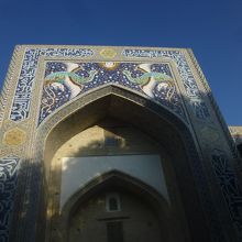 上部の太陽と鳳凰が印象的