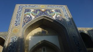 正面入り口のタイルに描かれている絵がおもしろい