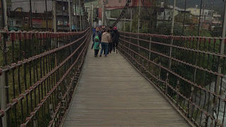 十分駅のすぐ横に架かっています