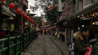 街の真ん中を列車が通る珍しい光景が見れる街
