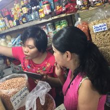 市場内のこのお店で、いつも干し海老を買います。真空包装です。