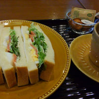 朝食はセットものから選びます。これはスモークサーモンサンド。