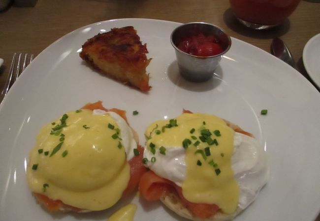 マイアミのホテル内にあり、朝食、昼食、夕食＆バーとほとんど一日中営業しているレストランです。