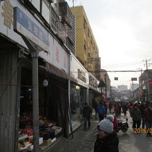 紫堤路はこの地域の繁華街です。