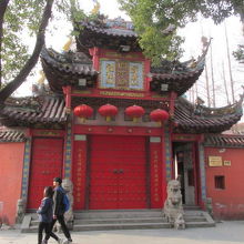 関帝廟の山門。