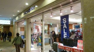 旅行用から普段のビジネスシーンまで各TPOにあう商品を多数取り揃えています。