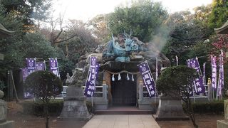 龍が目を引く変わった神社