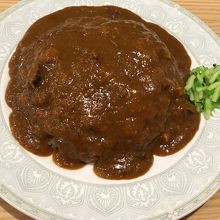 最近のカレーはこうやって盛り付けますね。