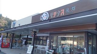 ここでは、 地元のお菓子や周辺観光地のらーめん等、販売していて、季節を感じる事ができます。