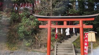 鶴岡八幡宮の境内に