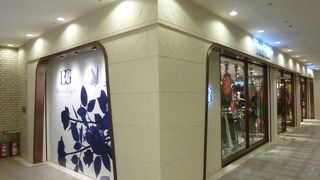 オフィスワーカー向け、ドレッシーなファッション専門店。