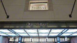 若者向けの各種ファション専門店が犇めきます。