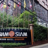 駅の通りの角にある看板と車寄せ