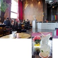 フロントとウェルカムドリンク。写真の左外側にプールあります。