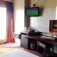 デスク周り。余裕があり、コンセントも多めです。