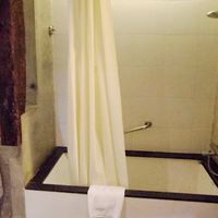 浴槽はタイル張り。