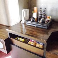 飲み物類と有料のスナック類。ティッシュ下の扉の中にドライヤー