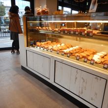ショーケースには美味しそうなパンが並びます