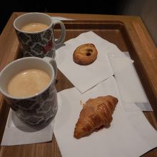 珈琲と小さなクロワッサンをいただきました。