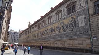 キャンバスが長さ100ｍ強、2万5千枚のマイセン磁器タイルというのがすごい