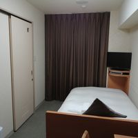 横の扉を開けると、トイレとシャワーがあります