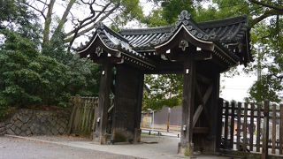 御所北東に位置する